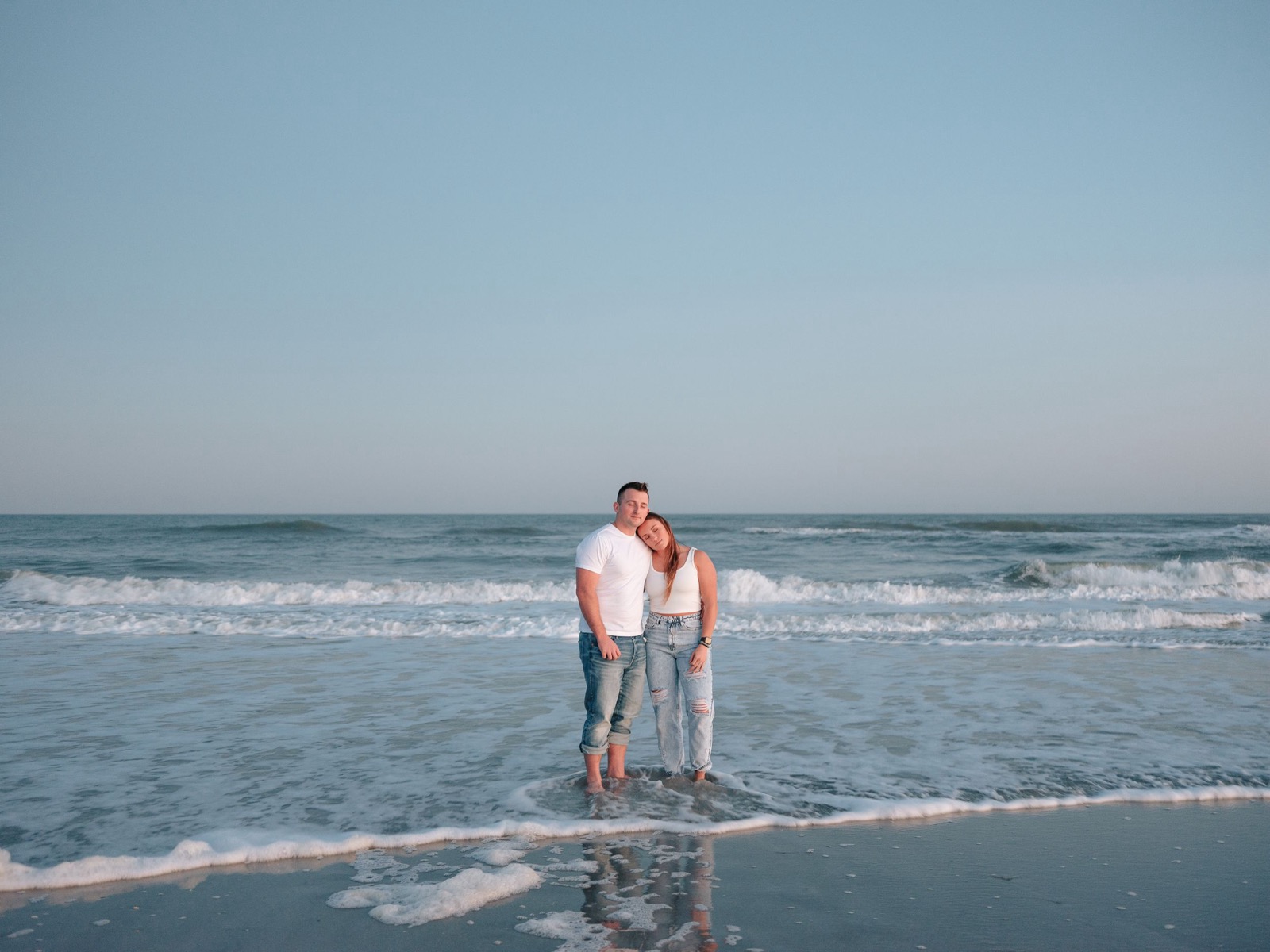 2 Couples with their feet on the shore
