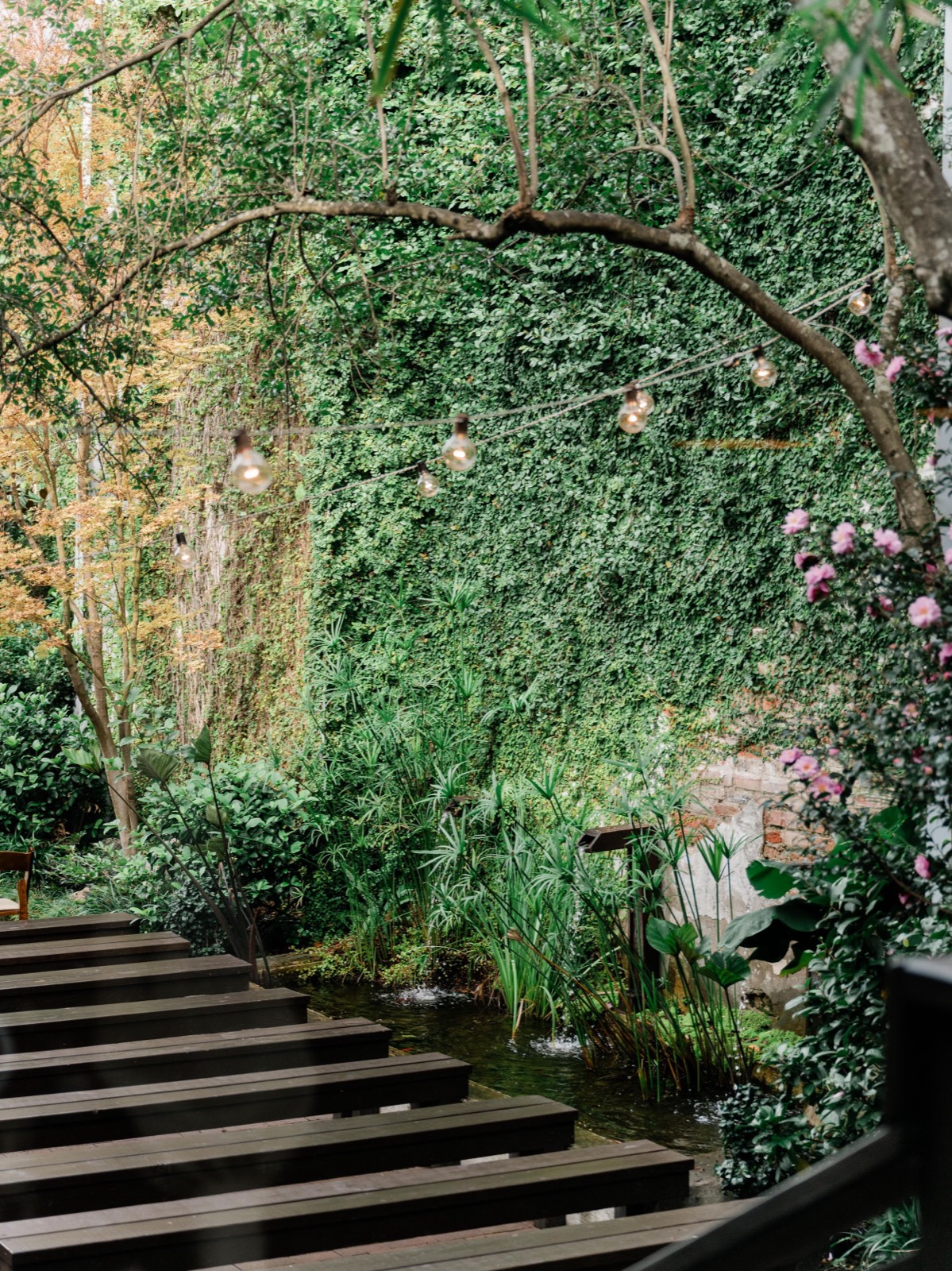 couples getting married at an outdoor wedding venue at the Atrium in Wilmington, NC