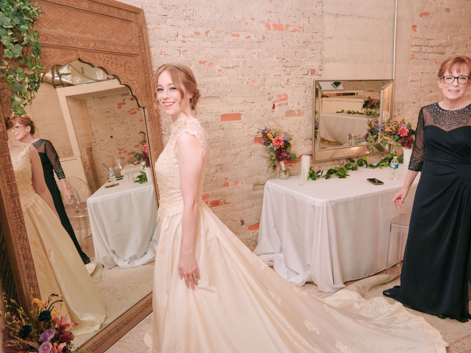Bridal Portraits with mom at Moala at Riverside