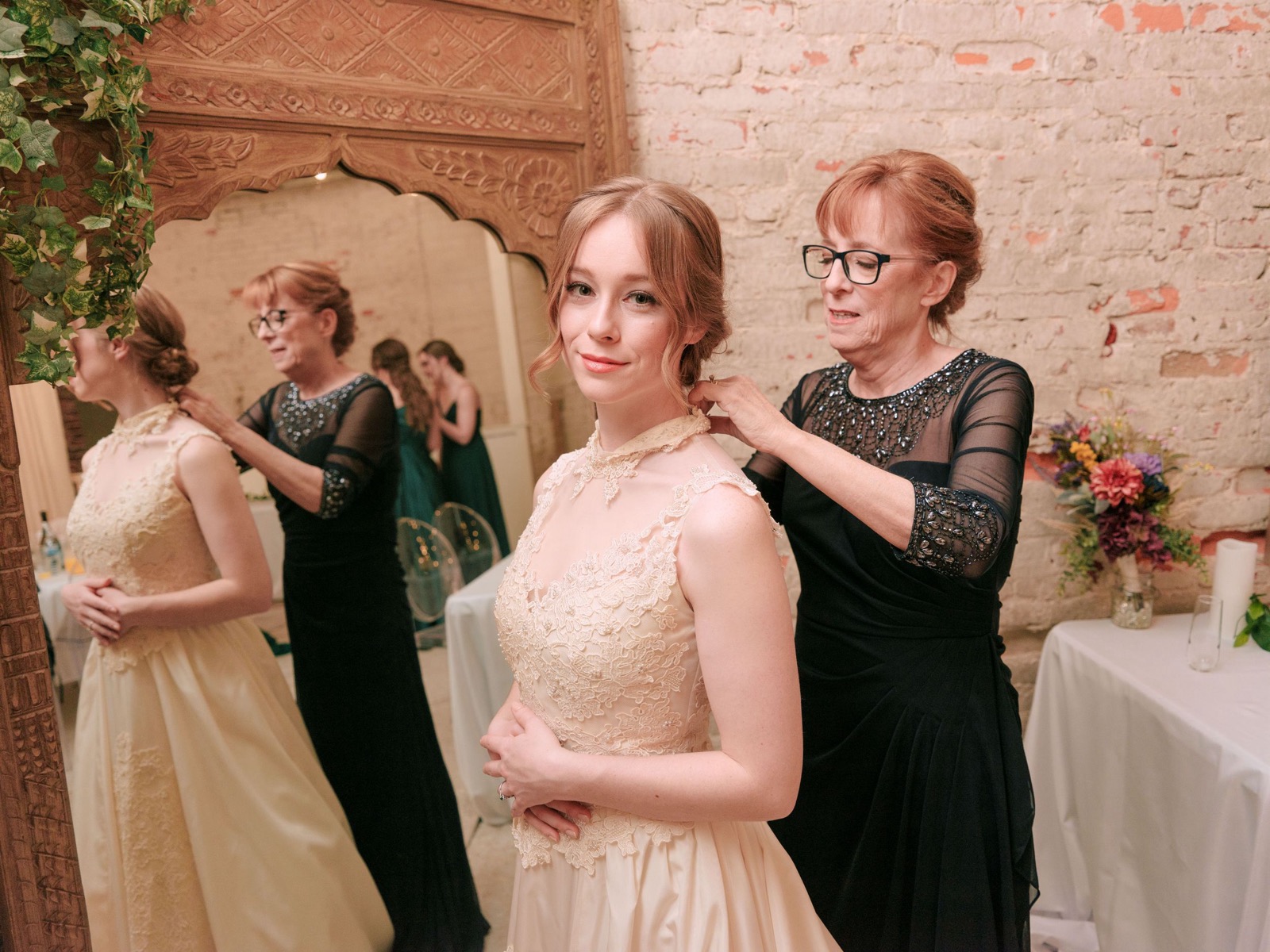 Bridal Portraits with mom at Moala at Riverside