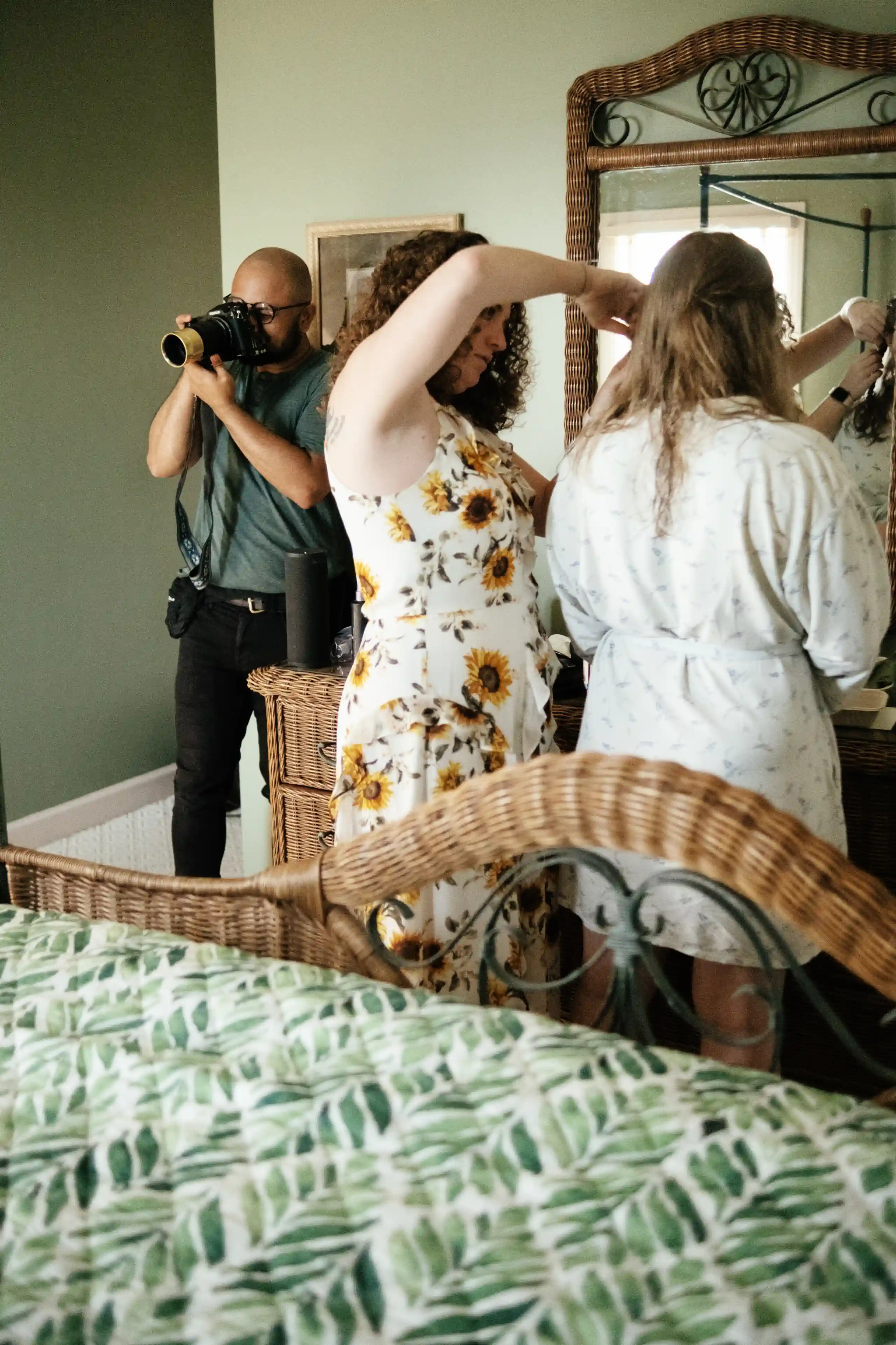 Large group vacation home wedding photo